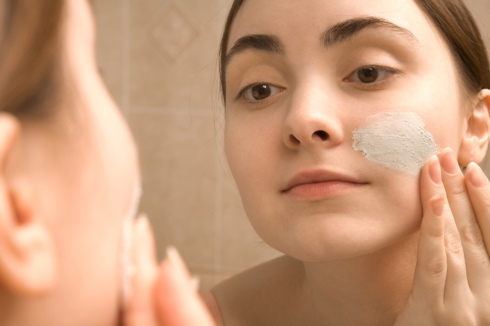 How to Apply a Facial Masque