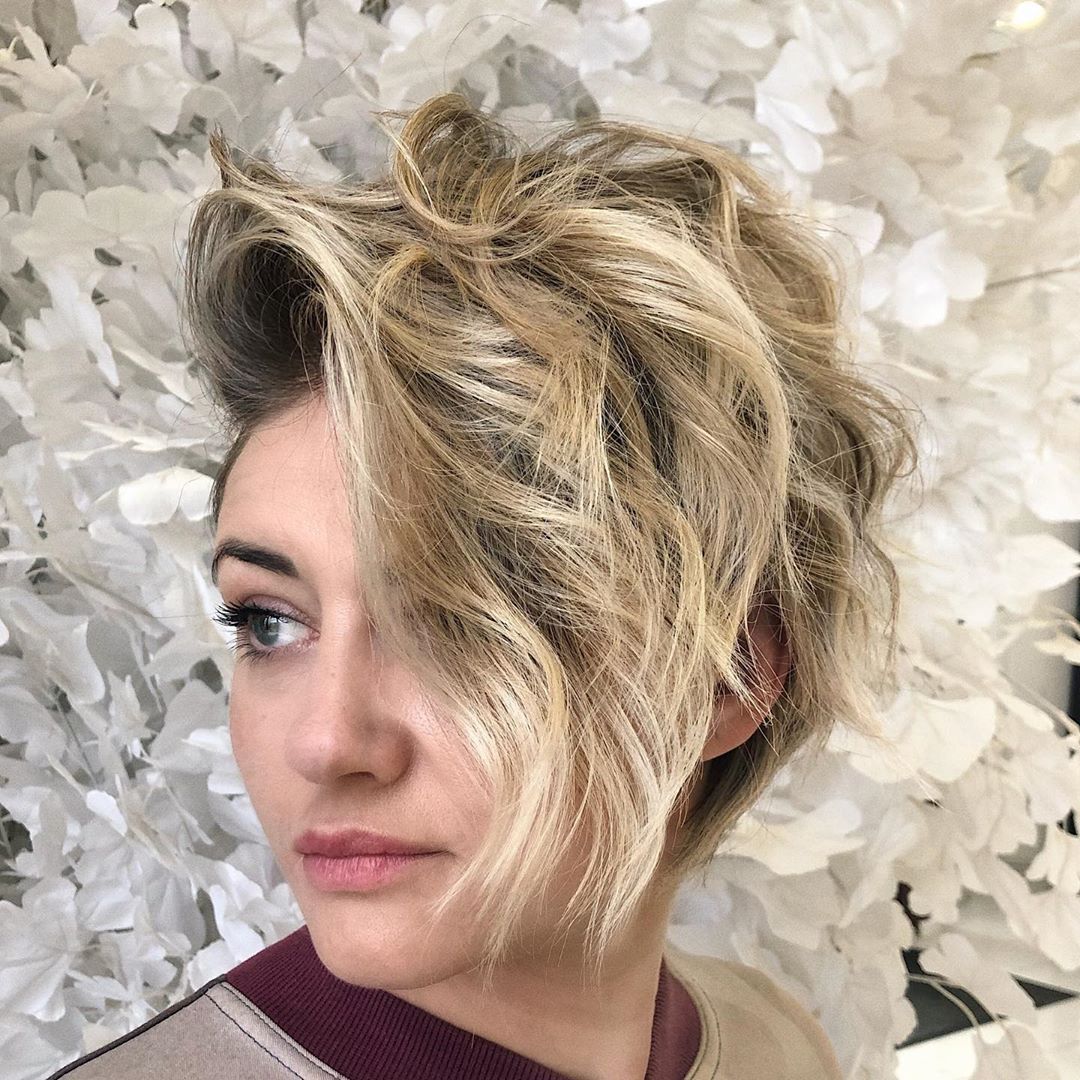 Haircut on the side with volume: 17 cool ideas that will rejuvenate and refresh the image