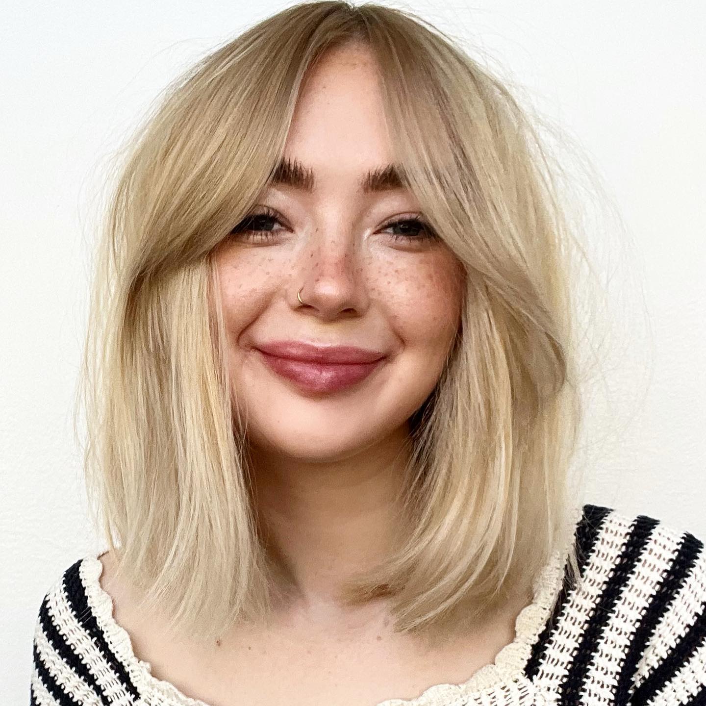 Bangs on two sides: 20 chic ways to add spice and charm to the image